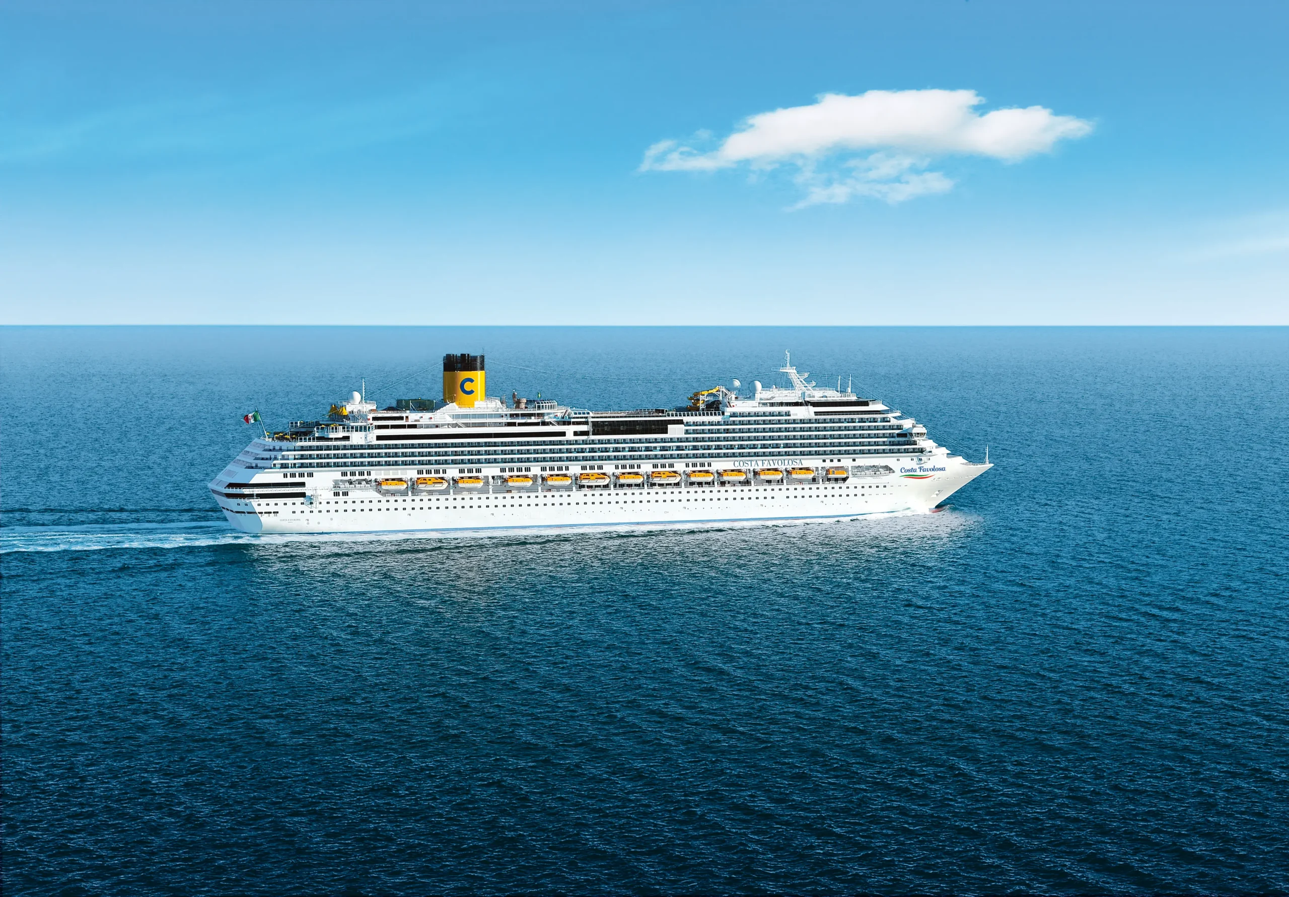 Ein Kreuzfahrtschiff von Costa von der Seite auf offenem Meer bei blauem Himmel
