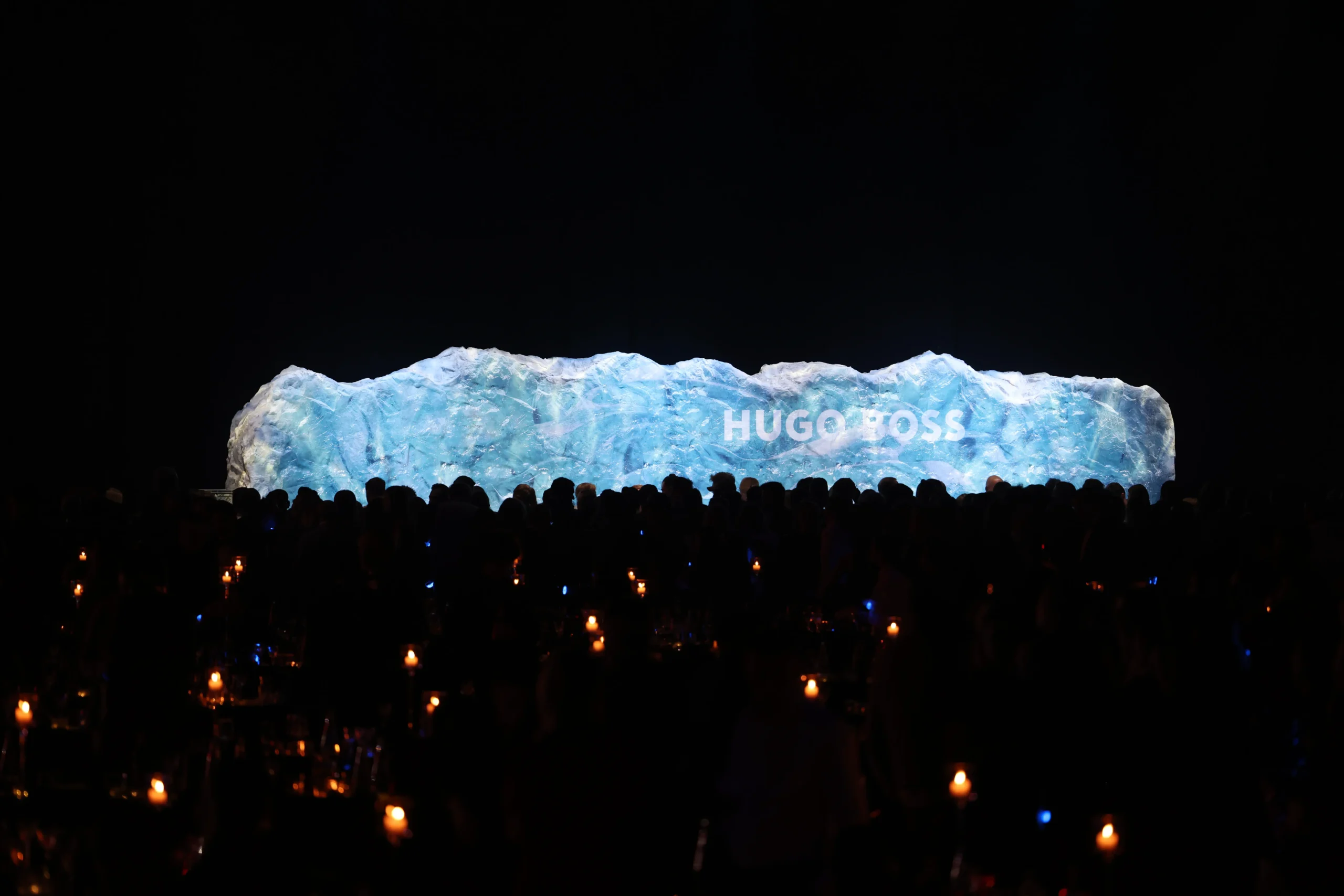 Bühne mit Eiskulisse, das Publikum als Umriss in schwarz davor.