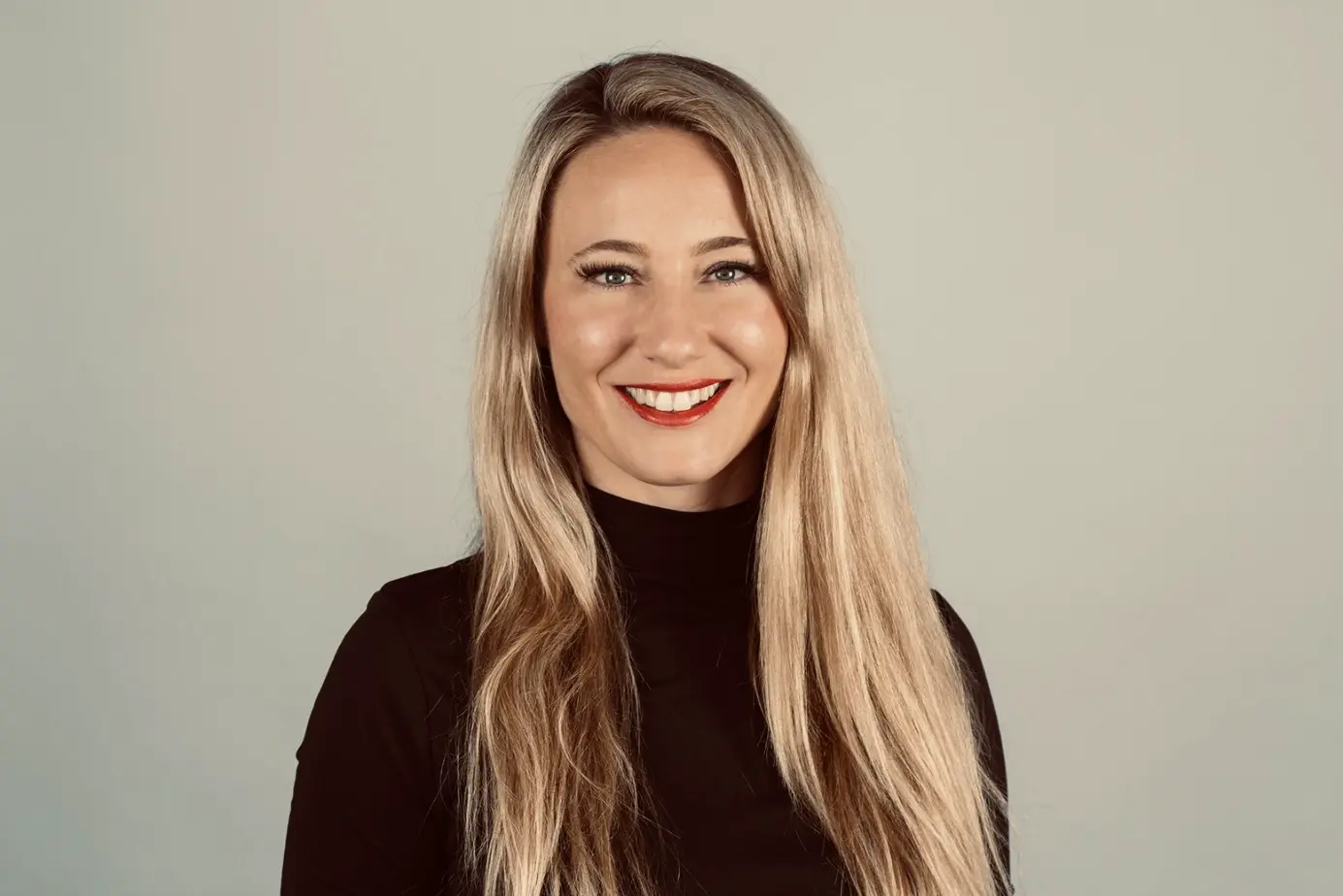 Cornelia Moor auf grauem Hintergrund